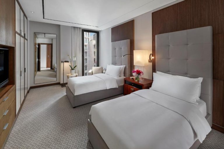 Habitación twin de lujo con dos camas y cabecero tapizado en el Mandarin Oriental Doha