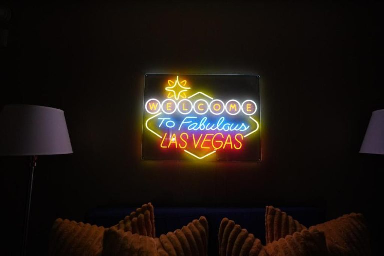 Cartel de neón Welcome to Fabulous Las Vegas en la sala del apartamento Sphere Vintage Vegas Condo
