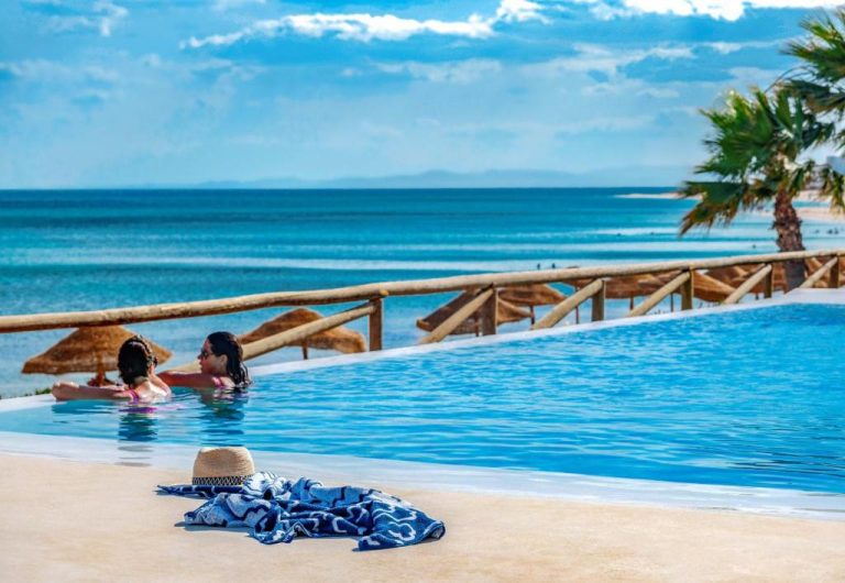 Piscina infinita con vistas al mar en TUI BLUE Palm Beach Hammamet, resort todo incluido en Túnez