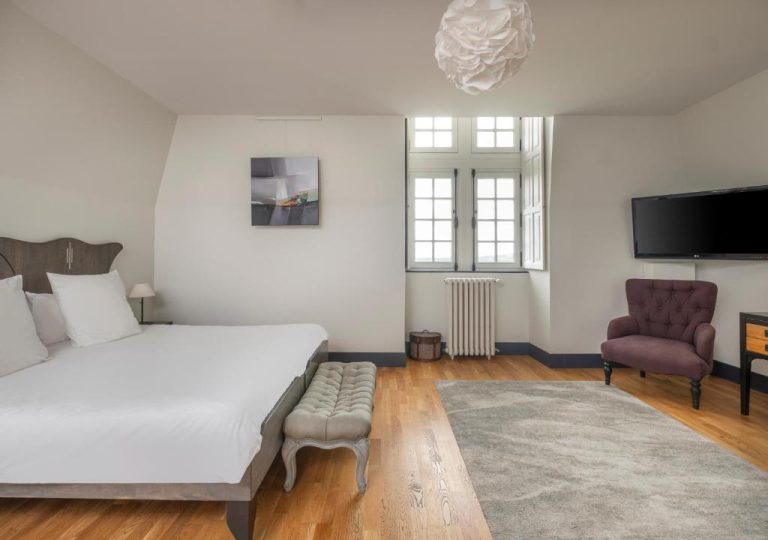 Habitación doble clásica con cama king y suelo de madera en Château de Briançon, The Originals Relais