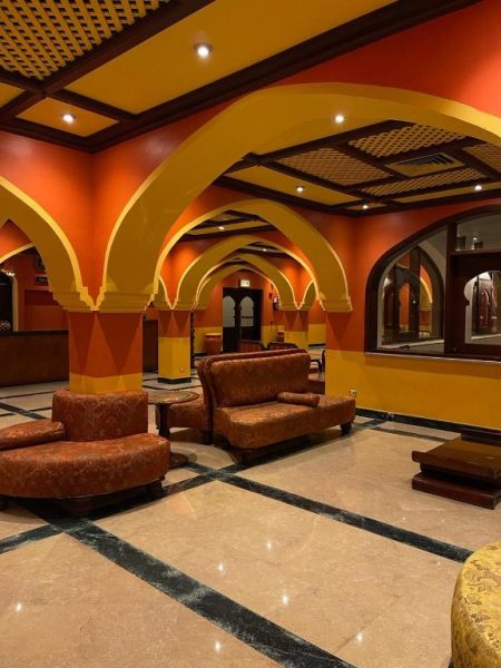 Lujoso lobby con arcos árabes y sofás en el Hotel Harem at Coral Bay