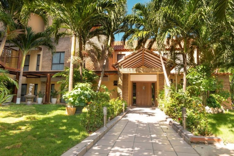 Entrada principal con jardín tropical y palmeras del Casa Verano Beach Hotel Adults Only