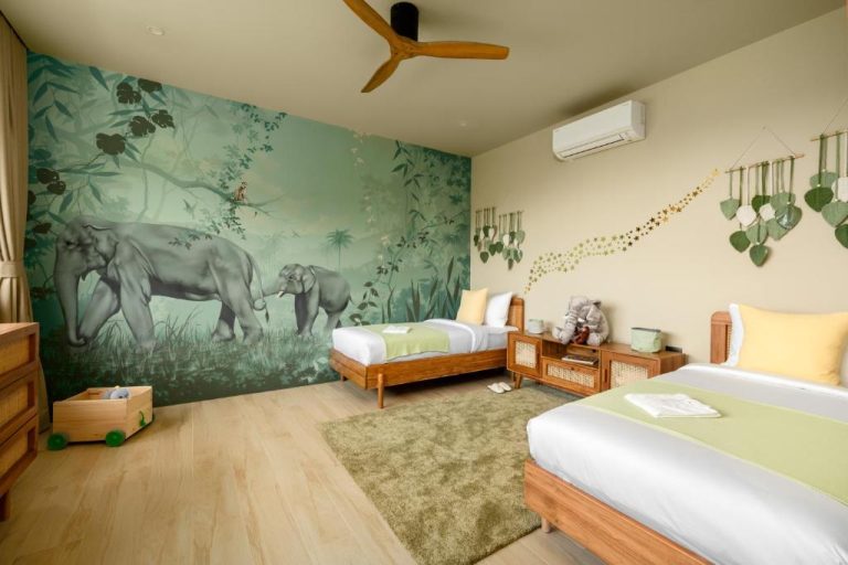 Habitación familiar temática con mural de elefantes en la jungla en Wild Cottages Elephant Sanctuary Resort