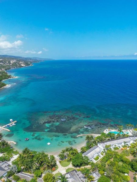 Vista aérea de la playa y arrecife de coral del Round Hill Hotel & Villas en Jamaica