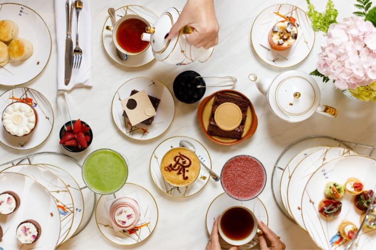 Elegante servicio de té de la tarde con pasteles y scones en The St. Regis Doha