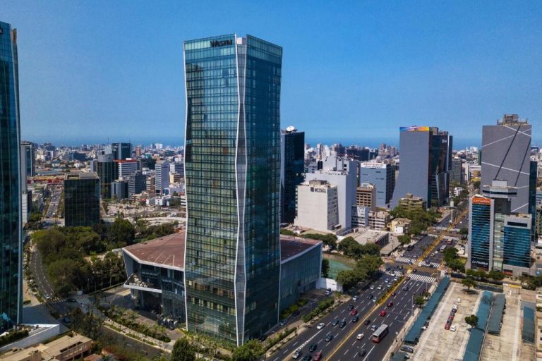 Vista aérea de la torre del The Westin Lima Hotel & Convention Center con skyline de Lima al fondo