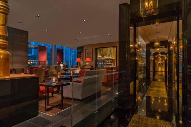 Elegante lobby bar y sala lounge del The Westin Lima Hotel con iluminación cálida y decoración de lujo