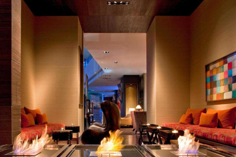 Elegante sala de relajación con chimeneas y sofás del Westin Lima Hotel & Convention Center