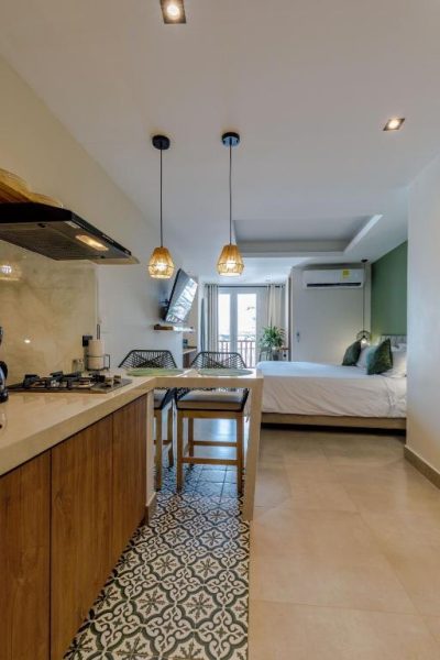 Estudio con cocina americana y cama doble en De La Cruz Studio Apartments con suelo hidráulico