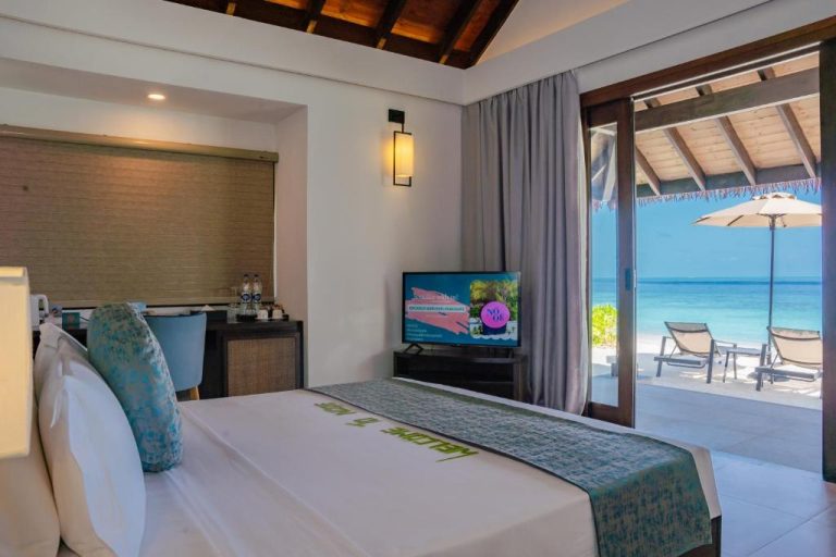 Habitación de lujo con vista directa al mar turquesa y playa privada en NOOE Maldives Kunaavashi