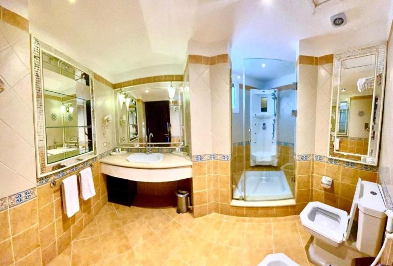 Baño de suite con jacuzzi, ducha de cristal y doble lavabo en el Hotel Harem at Coral Bay
