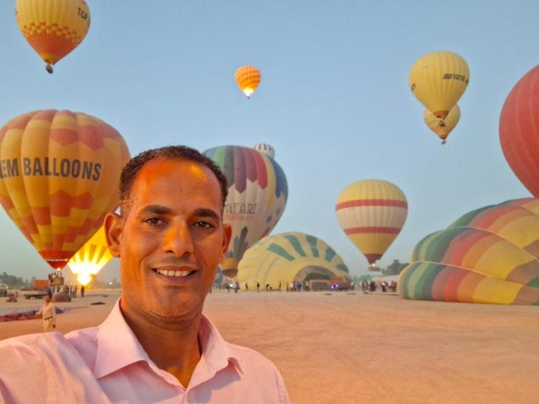 Experiencia de globos aerostáticos al amanecer cerca del hotel Aton Palace Luxor en Egipto