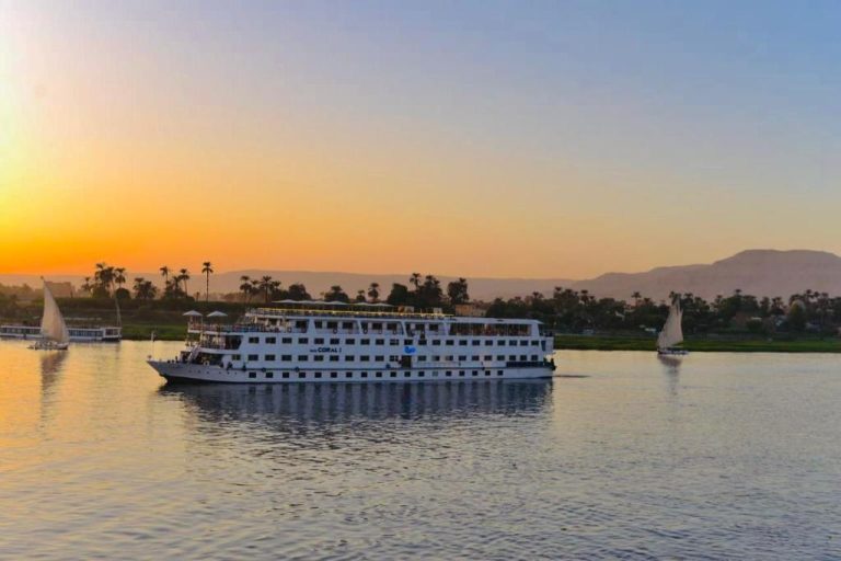 Crucero Coral 2 navegando por el río Nilo al atardecer entre Luxor y Asuán en Egipto