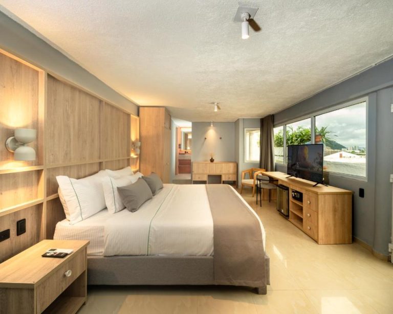 Habitación doble moderna con cama king size y escritorio en Mood Matuna Hotel Cartagena