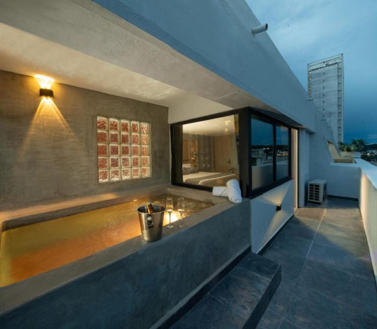 Jacuzzi privado con champán en terraza del Mood Matuna Hotel Cartagena con vista a la ciudad