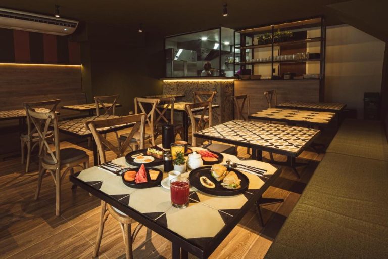 Restaurante del Mood Matuna Hotel Cartagena con mesas servidas y desayuno buffet en ambiente acogedor