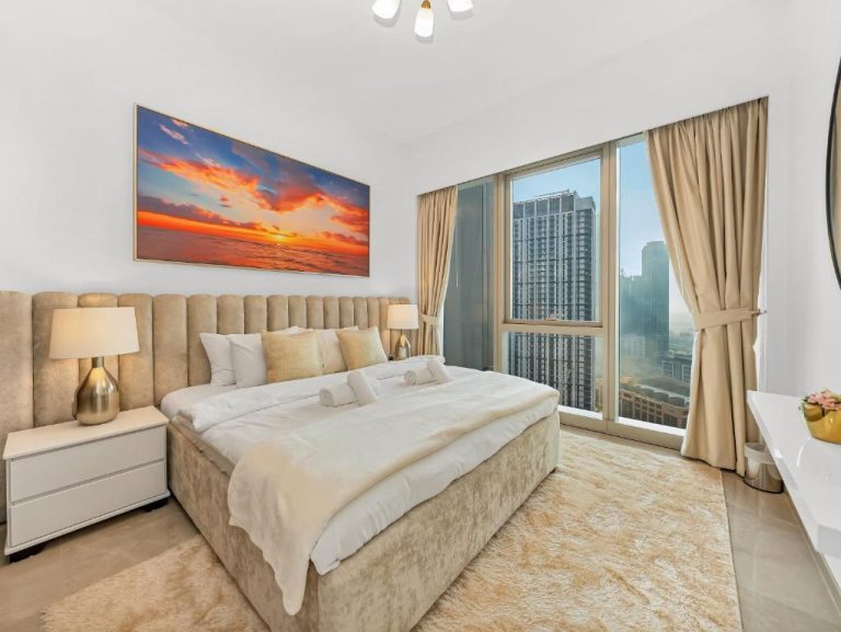 Habitación de lujo con cama doble y vistas a los rascacielos de Downtown Dubai cerca del Burj Khalifa