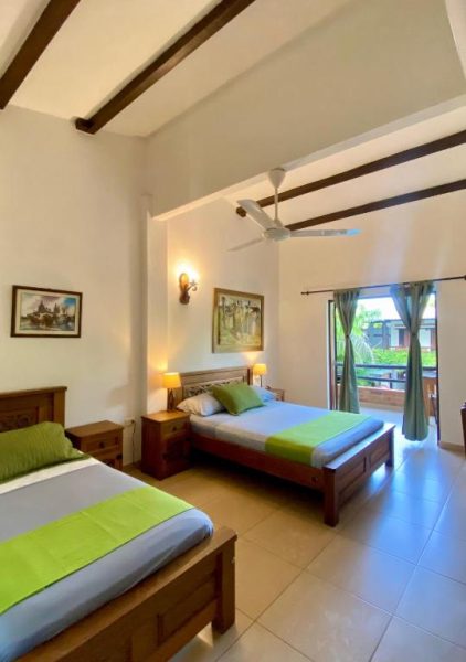 Habitación doble con dos camas y terraza con vistas verdes en Camali Hotel