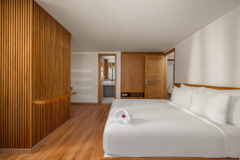 Habitación doble con decoración en madera y cama king size en Vernal Hotel & Apartment Da Nang