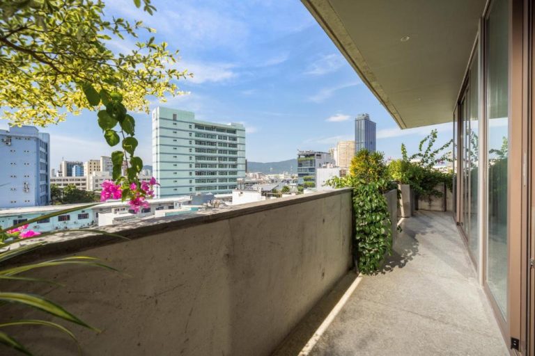 Terraza exterior con plantas y vistas panorámicas a la ciudad en Vernal Hotel & Apartment Da Nang