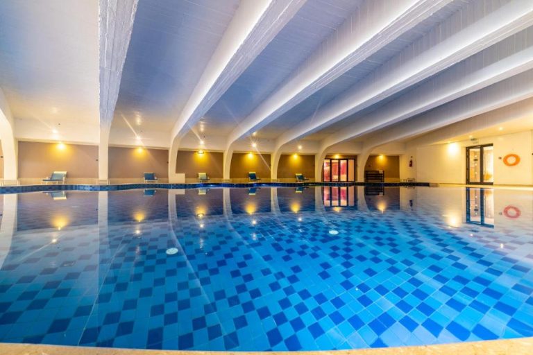 Piscina interior climatizada con azulejos azules del Sousse Pearl Marriott Resort & Spa en Túnez