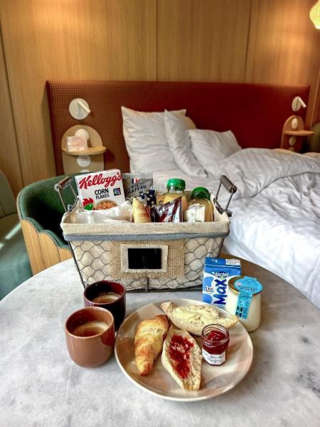 Desayuno en habitación con croissants, café y cesta de productos en Aparthotel AMMI Nice Lafayette