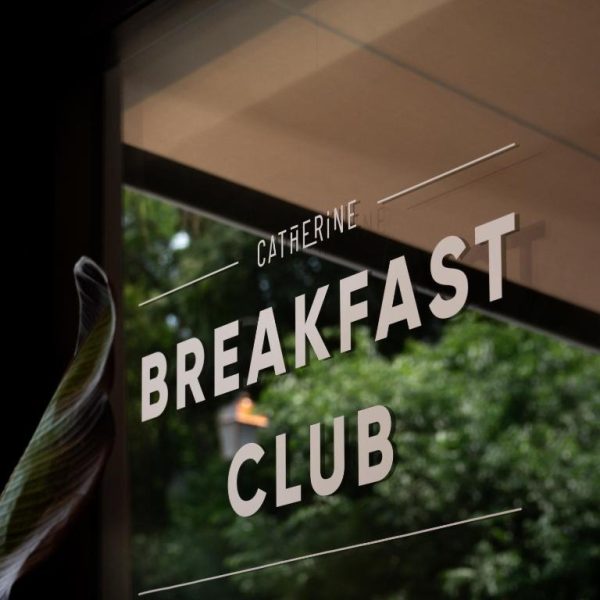 Cartel del Breakfast Club en la ventana del restaurante del Palais Ségurane Boutique Hôtel