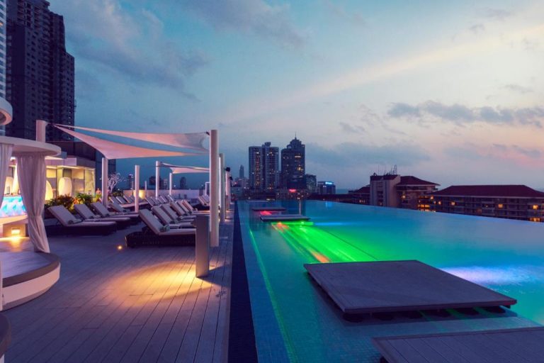 Piscina infinita en la azotea del Cinnamon Life at City of Dreams con vistas al skyline nocturno