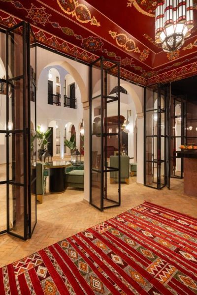 Patio interior con arcos y decoración tradicional marroquí del Riad Dar Acsameda & Spa en Marrakech