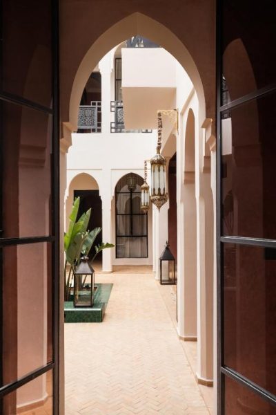 Patio interior con arcos árabes y linternas colgantes del Riad Dar Acsameda & Spa en Marrakech