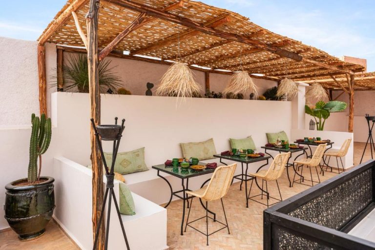 Terraza restaurante con pérgola de bambú y mesas del Riad Dar Acsameda & Spa en Marrakech