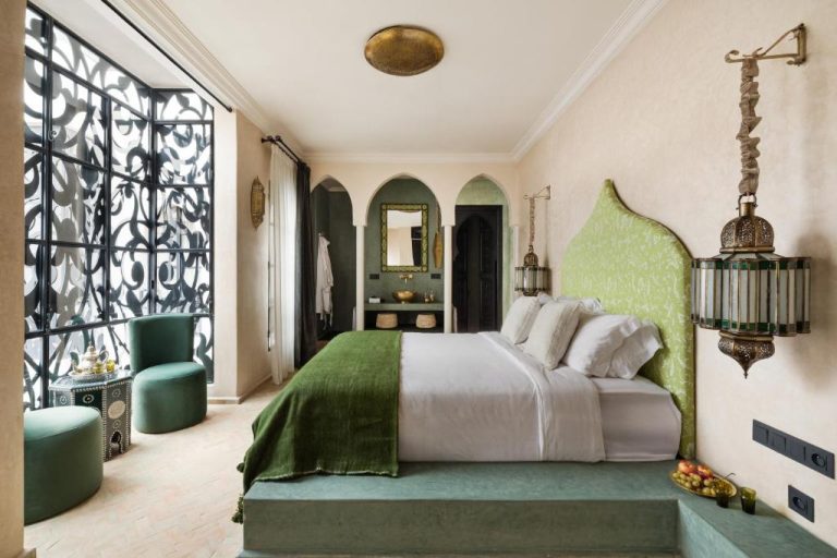 Habitación con cama doble y decoración marroquí en verde del Riad Dar Acsameda & Spa