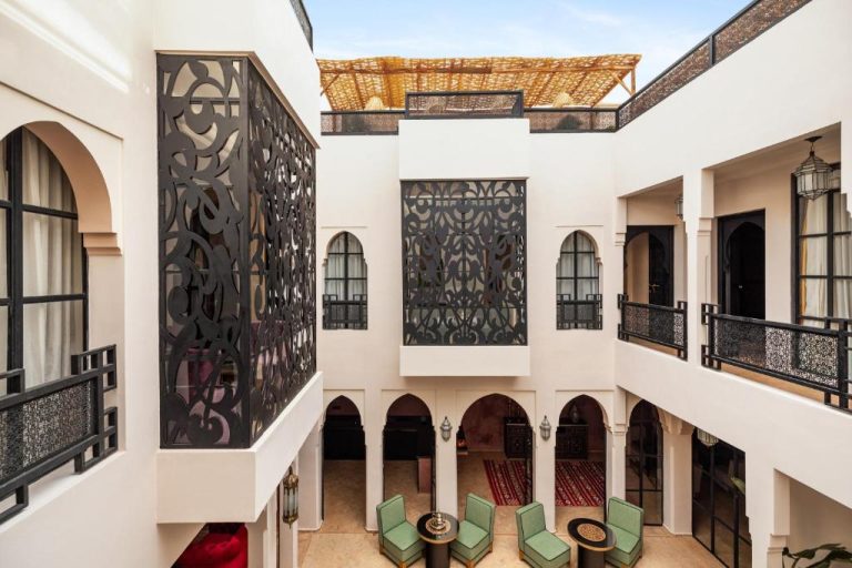 Patio interior con arcos y decoración árabe del Riad Dar Acsameda & Spa en Marrakech