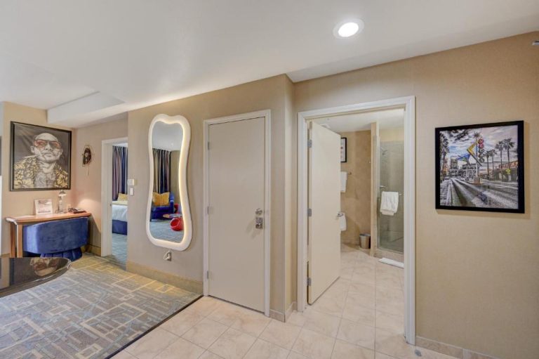 Pasillo de entrada con espejo decorativo, acceso al baño y dormitorio en Vintage Vegas Condo Las Vegas