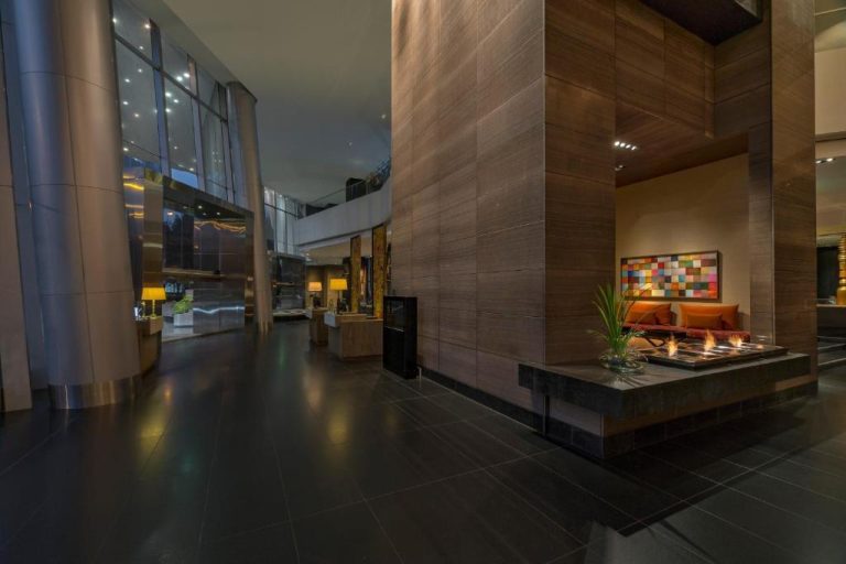 Lobby moderno con chimenea y área lounge del Westin Lima Hotel & Convention Center en Perú