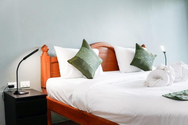 Habitación doble con cama matrimonial y cabecero de madera en Samui Fishing Club and Resort