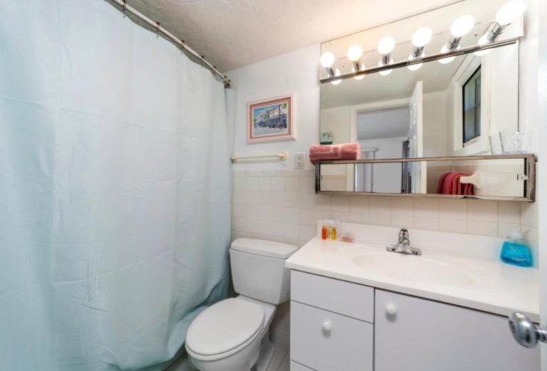 Baño completo con ducha, lavabo y aseo en el apartamento Key Colony Beach en Florida