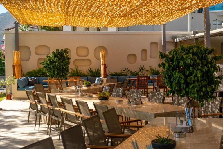 Terraza restaurante exterior con mesas y pérgola dorada del TUI BLUE Grand Azur