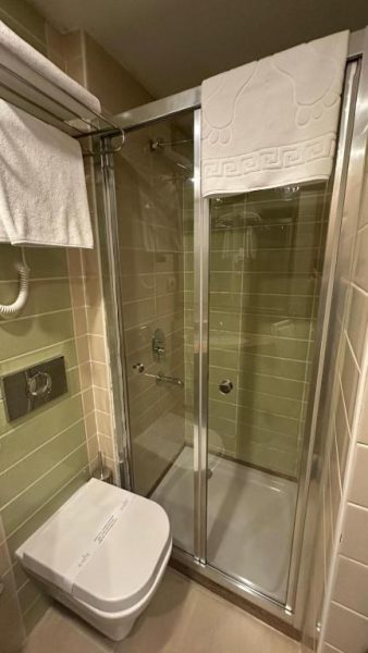 Baño moderno con ducha independiente de cristal y aseo suspendido en Hotel Ilayda