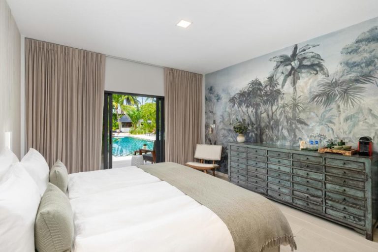 Habitación de lujo con cama doble, cómoda vintage y acceso directo a la piscina en Moorea Boutique Resort Samui