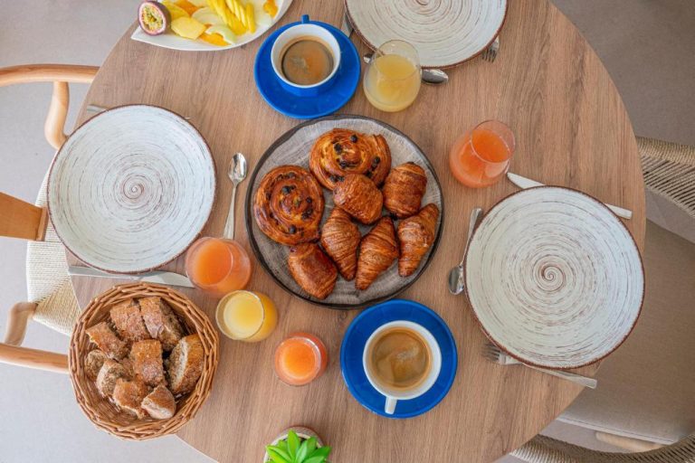 Desayuno continental con croissants, zumos y café en el Hotel Punta Lara Noirmoutier