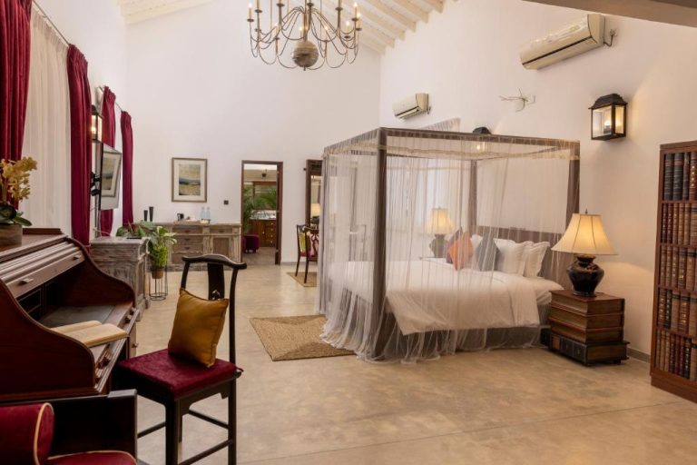Habitación de lujo con cama de dosel y decoración colonial en La Maison de Colombo