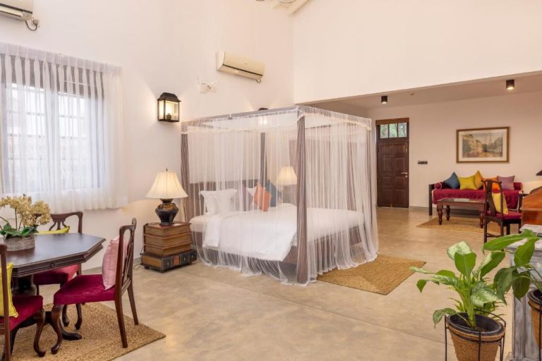 Habitación suite con cama de dosel y mosquitera en La Maison de Colombo, decoración colonial elegante