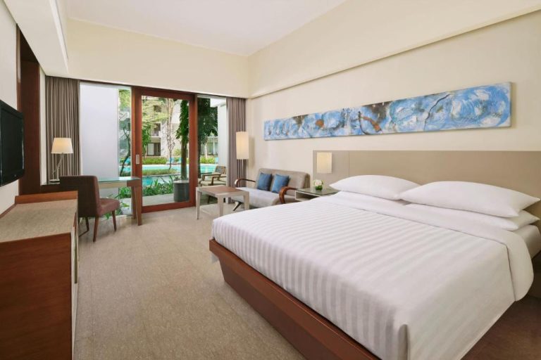 Habitación deluxe con cama king y vista a la piscina en Courtyard by Marriott Bali Nusa Dua Resort