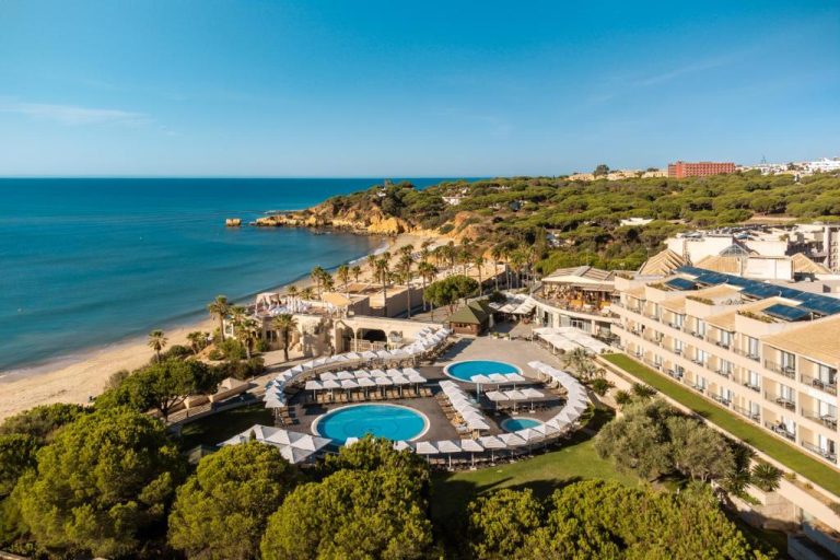 Vista aérea del Grande Real Santa Eulalia Resort con piscinas exteriores y acceso directo a la playa del Algarve