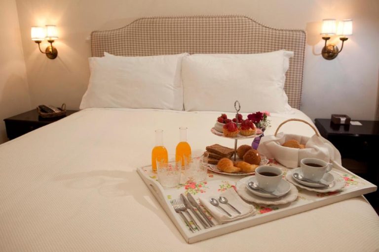 Desayuno en cama con croissants, fresas y café en el Quinta Miraflores Boutique Hotel
