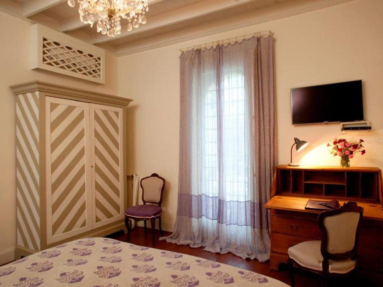 Habitación clásica con armario decorado y escritorio de madera en Quinta Miraflores Boutique Hotel