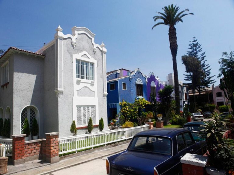 Fachada exterior colonial del Quinta Miraflores Boutique Hotel con jardines y autos frente al edificio