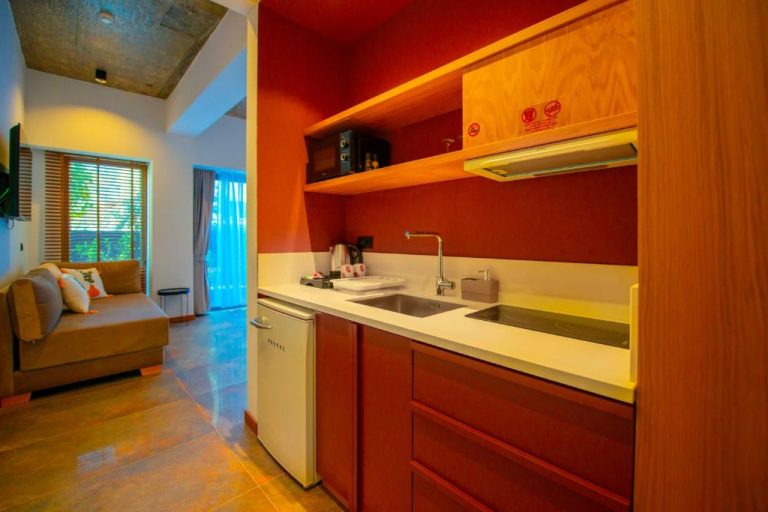 Cocina kitchenette equipada con fregadero, microondas y minibar en Nakas Hotel