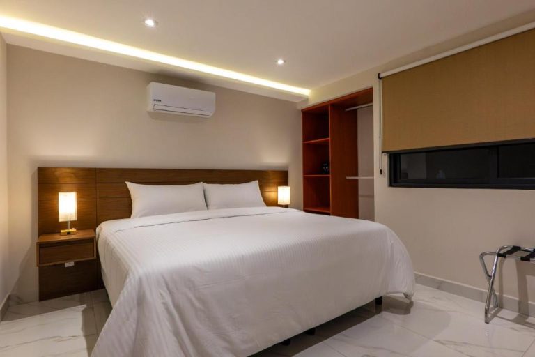 Habitación doble con cama king size y aire acondicionado en Hotel 28 Cancún